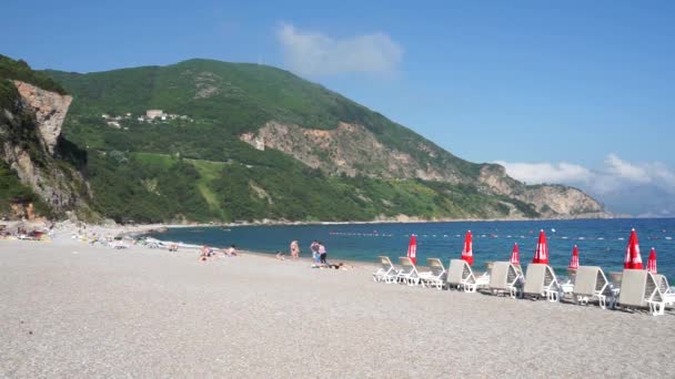 Budva Montenegro September 2018 Lege Adriatische Strand Met Parasols Ligbedden — Stockvideo