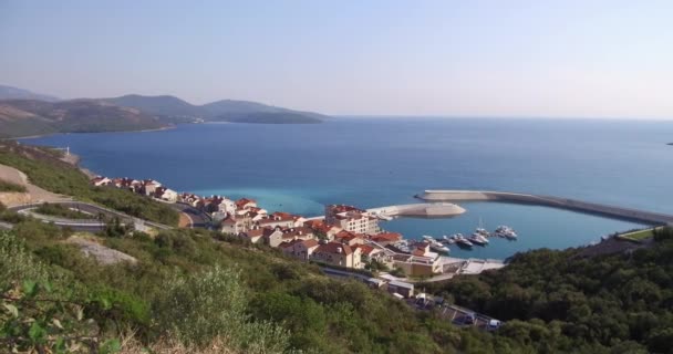 Vista Aérea Del Puerto Deportivo Bahía Lustica Con Sus Lanchas — Vídeos de Stock