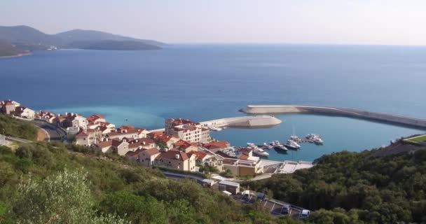 Vista Aérea Del Puerto Deportivo Bahía Lustica Con Sus Lanchas — Vídeo de stock