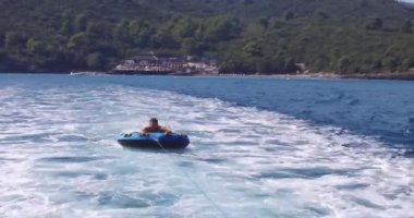 Lustica bay, Karadağ, 12 Ekim 2018: genç adam sörfçü hızlı bir şekilde boru rides mavi deniz dalga Lustica Bay, Karadağ