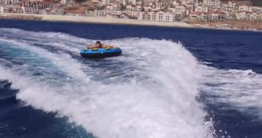 Lustica bay, Karadağ, 12 Ekim 2018: genç adam sörfçü hızlı bir şekilde boru rides mavi deniz dalga Lustica Bay, Karadağ