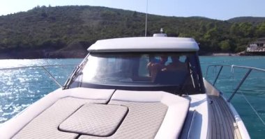 İki adam bir motor yat yelken, bir direksiyon duruyor, ikinci bir selfie hareket eden smartphone üzerinde alır ve bir arkadaş gösterir