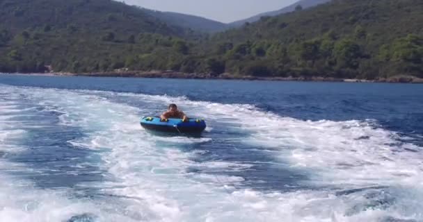Lustica 2018年10月12日 油管年轻的家伙冲浪者迅速乘坐蓝色海浪在 Lustica — 图库视频影像
