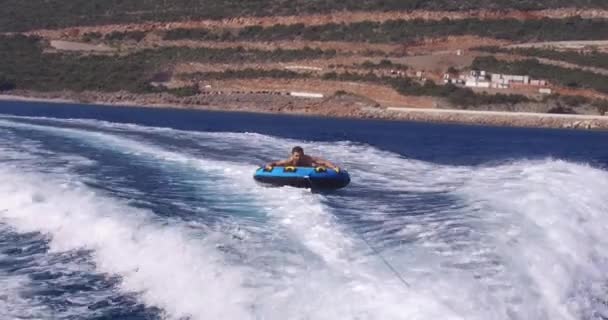 Lustica モンテネグロ 2018 モンテネグロ Lustica 湾の青い海の波に乗る若い男サーファーをすばやくチューブ — ストック動画