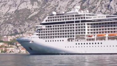 Kotor, Karadağ, 11 Ekim 2018: Kotor bağlantı noktası demirlemiş yakın çekim büyük uluslararası cruise liner gemiyi