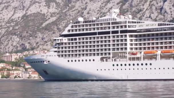 コトル モンテネグロ 2018 クローズ アップ大型国際クルーズ船舶コトルの港に停泊します — ストック動画