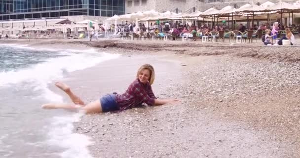 Young Pretty Blonde Girl Shirt Shorts Sea Beach Poses Photographer — Stock Video