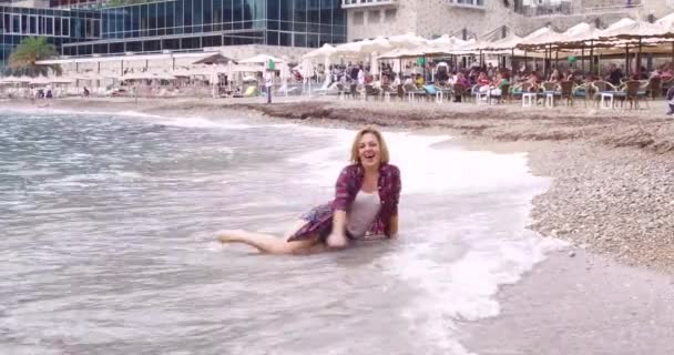 Junges Hübsches Blondes Mädchen Hemd Und Shorts Strand Des Meeres — Stockvideo