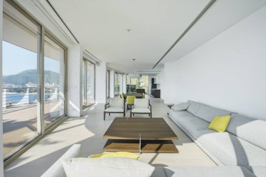 İç ışık geniş oturma odası ile bir Lüks villada büyük panoramik pencereler