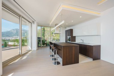 Bir Lüks villada büyük panoramik pencereler ile ışık geniş mutfak iç