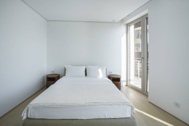 Windows bir Lüks villada bir ferah ışık yatak odası iç