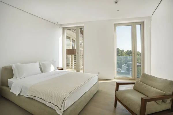 Interior Spacious Light Bedroom Windows Luxury Villa — Stock Photo, Image