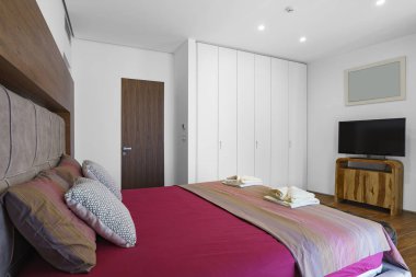 Windows bir Lüks villada bir ferah ışık yatak odası iç