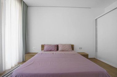 Windows bir Lüks villada bir ferah ışık yatak odası iç