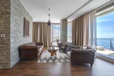 İç ışık geniş oturma odası ile bir Lüks villada büyük panoramik pencereler