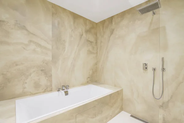 Geniş bir banyo bir Lüks villada iç