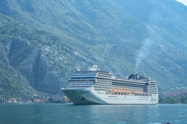 Yakın çekim büyük uluslararası cruise gemisi gemi Msc Musica Adriyatik Denizi üzerinde bay Boka Kotorska üzerinden yelken
