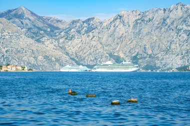 Yakın çekim büyük uluslararası cruise liner gemileri Adriyatik Denizi üzerinde bay Boka Kotorska üzerinden yelken