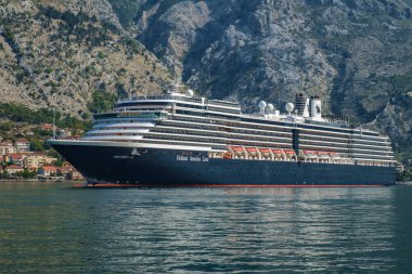 Yakın çekim büyük uluslararası cruise gemisi gemi Oosterdam, Holland America Line Adriyatik Denizi üzerinde bay Boka Kotorska üzerinden yelken