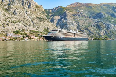 Yakın çekim büyük uluslararası cruise gemisi gemi Oosterdam, Holland America Line Adriyatik Denizi üzerinde bay Boka Kotorska üzerinden yelken