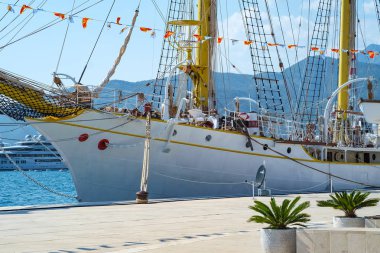 Yakın çekim büyük beyaz cruise gemisi gemi limanı, Tivat, Karadağ Porto içinde demirleyen