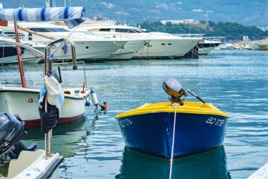 Budva, Karadağ, 06 Ekim 2018: Budvas marina balıkçı tekneleri ve teknelere. Çok renkli Motorbot çok rıhtımda demirli