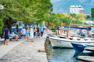 Budva, Karadağ, 06 Ekim 2018: Budvas marina balıkçı tekneleri ve teknelere. Çok renkli Motorbot çok rıhtımda demirli