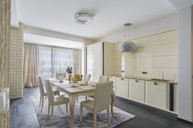 İç ışık geniş mutfak bir Lüks villada hizmet tablosu ile