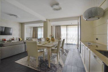 Bir Lüks villada büyük panoramik pencereler ile ışık geniş mutfak iç