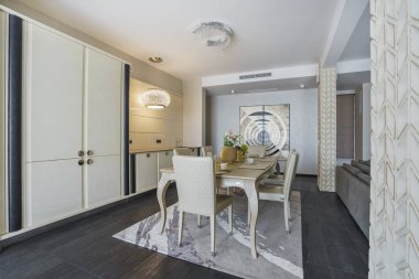 İç ışık geniş mutfak bir Lüks villada hizmet tablosu ile