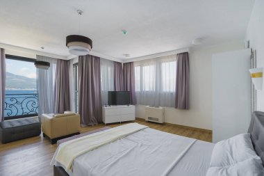 Bir Lüks villada deniz manzaralı ferah ışık yatak odası iç. Büyük rahat çift kişilik yatak zarif modern yatak odası