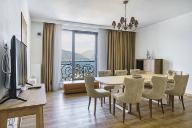 İç ışık geniş oturma odası pitoresk bir dağ ve deniz manzaralı lüks Villa