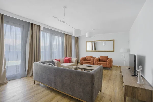 İç ışık geniş oturma odası pitoresk bir dağ ve deniz manzaralı lüks Villa