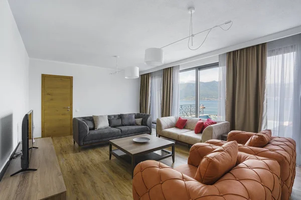 İç ışık geniş oturma odası pitoresk bir dağ ve deniz manzaralı lüks Villa