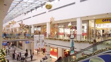 Delta City Alışveriş Merkezi iç. İnsanlar ile alışveriş merkezinde yürüyen merdiven. Bir alışveriş merkezi iç festively yeni yıl tatil için dekore edilmiştir. Bir sürü insan onların hafta sonları alışveriş merkezinde harcamak ve tatil hediye alışveriş yapmak