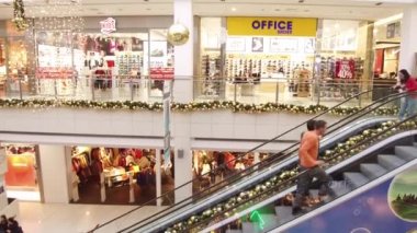 Delta City Alışveriş Merkezi iç. İnsanlar ile alışveriş merkezinde yürüyen merdiven. Bir alışveriş merkezi iç festively yeni yıl tatil için dekore edilmiştir. Bir sürü insan onların hafta sonları alışveriş merkezinde harcamak ve tatil hediye alışveriş yapmak