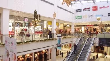 Delta City Alışveriş Merkezi iç. İnsanlar ile alışveriş merkezinde yürüyen merdiven. Bir alışveriş merkezi iç festively yeni yıl tatil için dekore edilmiştir. Bir sürü insan onların hafta sonları alışveriş merkezinde harcamak ve tatil hediye alışveriş yapmak