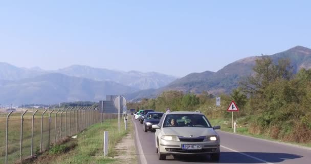 ブドヴァとティヴァト ティヴァト空港近くの高速道路 晴れた秋の日 高速道路はほぼ無料 バイク トラックは高速道路でドライブします 山を背景に — ストック動画