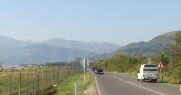 Autostrady Między Budva Tivat Pobliżu Lotniska Tivat Słoneczny Jesienny Dzień — Wideo stockowe