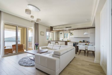 İç ışık geniş oturma odası hizmet masa ve yemek alanında bir lüks villa
