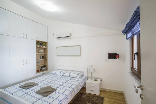 现代化的卧室的内部 有豪华别墅内的窗户 宽敞舒适的双人床在典雅的卧室 — 图库照片