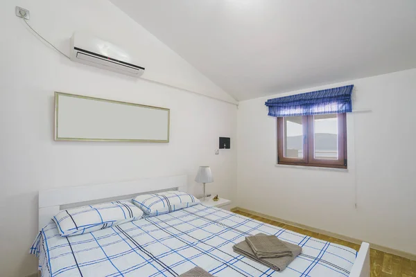 Interior Quarto Moderno Com Janelas Uma Villa Luxo Cama Casal — Fotografia de Stock