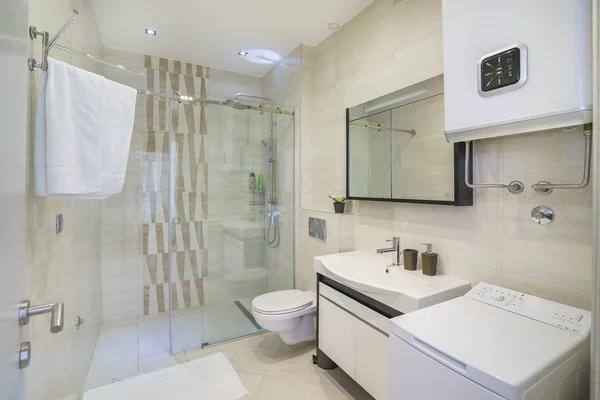 Geniş bir banyo bir Lüks villada parlak renklerde iç