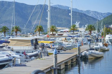 Tivat, Karadağ, 28 Ağustos 2018: Tekneler ve yatlar Tivat, Adriyatik Denizi, Karadağ marinada bir Boka-Kotor Bay