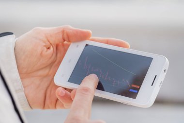 Parmak el ile mum grafiği mobil ticaret forex ya da hisse senedi uygulamadaki arabirimi aracınıza ticari smartphone ekran dokunaklı bir tüccar kapatın. Forex ve yatırım iş teknoloji kavramı