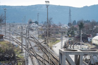 Bar, Karadağ, Ocak, 24, 2019: üst perspektif görünüm üzerinde bir tren dallanma. Sıralama tesis. Demiryolu parça ve girişleri. Demiryolu tren istasyonu önünde dokuma. Demiryolu kavşak