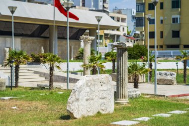 Durres, Arnavutluk, 21 Ağustos 2018: şehrin önünde tarih ve Arkeoloji Müzesi. Antik sütunlar ve duvar parçaları Roma binası Roma İmparatorluğu'nun zaman içinde kalan