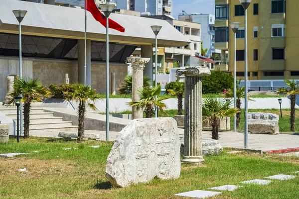 Durres, Arnavutluk, 21 Ağustos 2018: şehrin önünde tarih ve Arkeoloji Müzesi. Antik sütunlar ve duvar parçaları Roma binası Roma İmparatorluğu'nun zaman içinde kalan