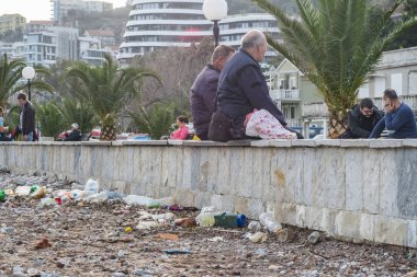 Kumlu sahilde turistler tarafından yaptı çöp. Çevre kirliliği kavramı