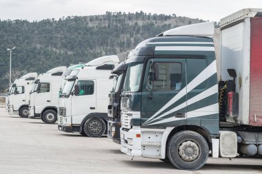 Kamyon Park açık havada depodaki Park edilmiş